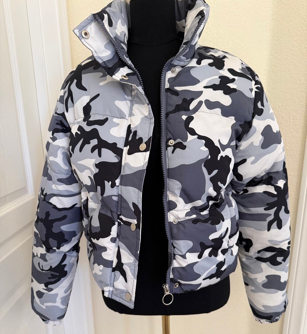 Superdown Heidi Grey Camo Puffer Jacket Small